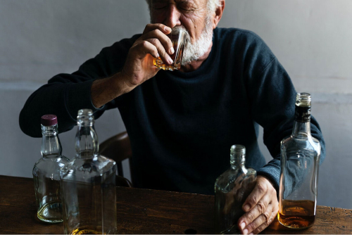 Мужчина пьет алкоголь